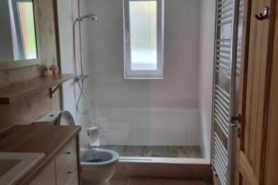 Apartmán 2 - kúpeľňa so sprchovacím kútom a toaletou, Ubytovanie u Durpiho, Banská Štiavnica