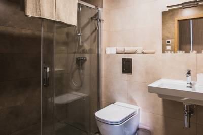 APARTMÁN Z44 - kúpeľňa so sprchovacím kútom a toaletou, NA KUBÍNKE, Dolný Kubín