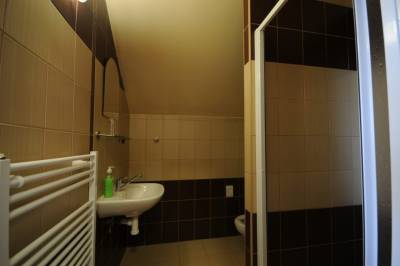 Kúpeľňa so sprchovacím kútom a toaletou, Penzión Zivka, Závažná Poruba