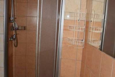 Kúpeľňa so sprchovacím kútom a toaletou, Chata Husárik, Čadca