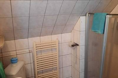 Kúpeľňa so sprchovacím kútom a toaletou v chatke, Chata Husárik, Čadca