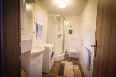 Kúpeľňa so sprchovacím kútom, práčkou a toaletou, Chata Eliza, Smižany