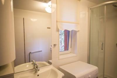Kúpeľňa so sprchovacím kútom a práčkou, Chata Eliza, Smižany