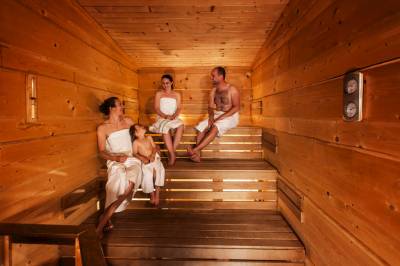 Priestranná sauna pre 9 osôb s troma lavicami si nájdu svoju teplotu deti aj tí náročnejší, Wellness Horská Vílenka, Mýto pod Ďumbierom