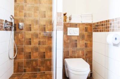 Mezonetový apartmán - kúpeľňa so sprchovacím kútom a toaletou, Wellness Horská Vílenka, Mýto pod Ďumbierom
