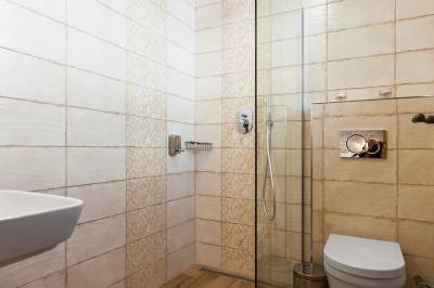Kúpeľňa so sprchou, toaletou a umývadlom k 2 - lôžkovej izbe štandard na prízemí, Wellness Horská Vílenka, Mýto pod Ďumbierom