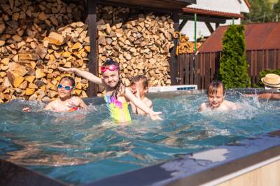 Denne sa staráme aby bola voda pre vaše deti čistá. Bazén má ozonátor, UV lampu a výkonnú pieskovú  filtráciu, Wellness Horská Vílenka, Mýto pod Ďumbierom