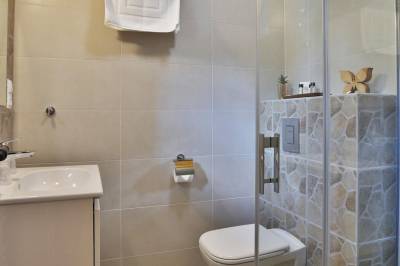 Chalupa typu C - kúpeľňa so sprchovacím kútom a toaletou, Chalupy Rezort Gothal***, Liptovská Osada