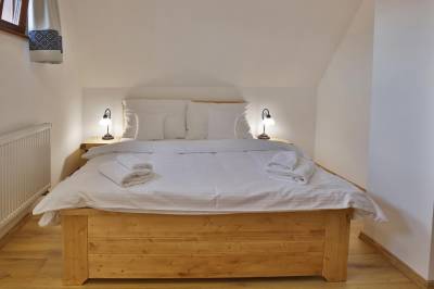 Chalupa typu F - spálňa s manželskou posteľou, Chalupy Rezort Gothal***, Liptovská Osada