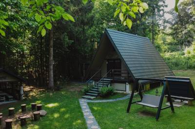 Exteriér ubytovania v lese, Chata v strede lesa so saunou a kaďou, Ostrá Lúka