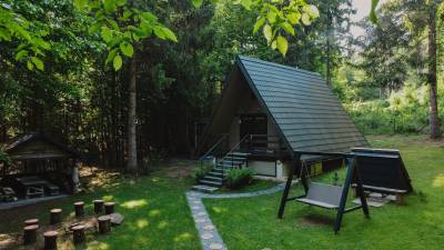 Exteriér ubytovania v lese, Hniezdo Pinky - chata v lese so saunou a kaďou na strednom Slovensku, Ostrá Lúka