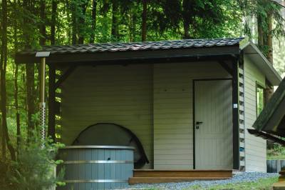 Súkromné wellness v exteriéri, Hniezdo Pinky - Chata v strede lesa so saunou a kaďou, Ostrá Lúka