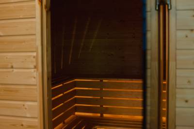Fínska sauna v exteriéri, Hniezdo Pinky - chata v lese so saunou a kaďou na strednom Slovensku, Ostrá Lúka