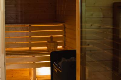 Fínska sauna v exteriéri, Chata v strede lesa so saunou a kaďou, Ostrá Lúka