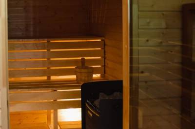 Fínska sauna v exteriéri, Hniezdo Pinky - Chata v strede lesa so saunou a kaďou, Ostrá Lúka