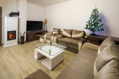 Obývačka s pohovkou, kachľami a Smart TV, Chata Andrea, Dolný Kubín