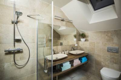 Kúpeľňa so sprchovacím kútom a toaletou, Chata Andrea, Dolný Kubín