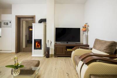Obývačka s pohovkou, kachľami a Smart TV, Chata Andrea, Dolný Kubín