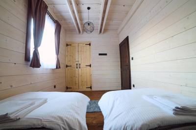 Spálňa s dvomi 1-lôžkovými posteľami, Drevenice Kaskády, Oščadnica