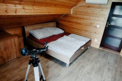 Spálňa s manželskou posteľou, Nádherná chata v prírode v blízkosti Topoľčianok, Topoľčianky