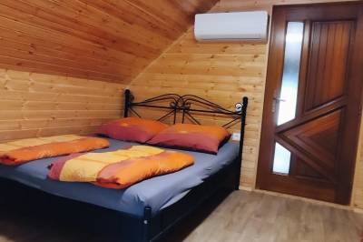 Spálňa s manželskou posteľou, Nádherná chata v prírode v blízkosti Topoľčianok, Topoľčianky