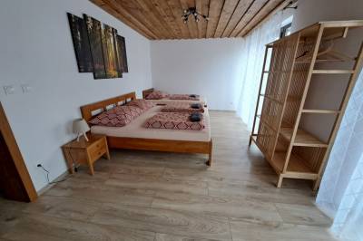 Spálňa s manželskou a 1-lôžkovou posteľou, Chalupa Sobolčin, Radôstka