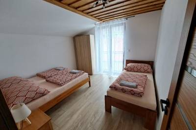 Spálňa s manželskou a 1-lôžkovou posteľou, Chalupa Sobolčin, Radôstka