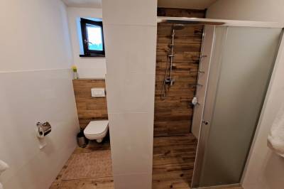 Kúpeľňa so sprchovacím kútom a toaletou, Chalupa Sobolčin, Radôstka