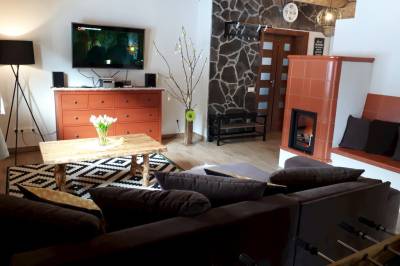 Obývačka s gaučom a LCD TV, Zrub Chopok, Mýto pod Ďumbierom