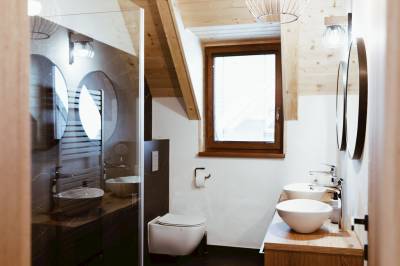 Kúpeľňa s toaletou na poschodí, Villa Štít Stará Lesná, Stará Lesná