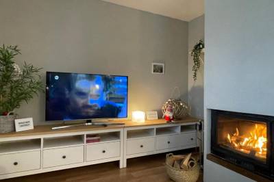 Chalet Jayata - obývačka s LCD TV a krbom, Chalet Jayata, Stará Lesná