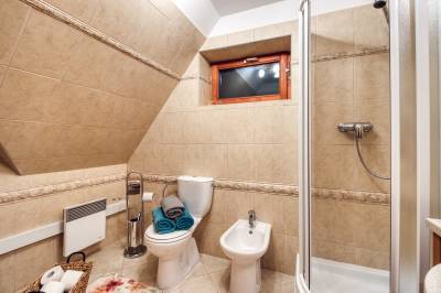 Kúpeľňa so sprchovacím kútom a toaletou, Chata Brusnica, Litmanová