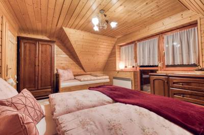 Spálňa s manželskou a 1-lôžkovou posteľou, Chata Brusnica, Litmanová