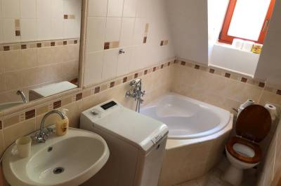 Kúpeľňa s vaňou a toaletou, Chata Studnička, Litmanová