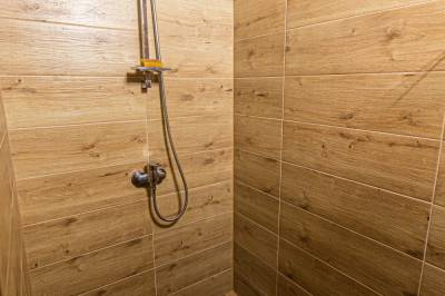 Sprchový kút vedľa sauny v suteréne, Chalupa pri potôčiku, Oščadnica