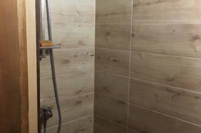 Sprchovací kút pri saune v suteréne, Chalupa pri potôčiku, Oščadnica