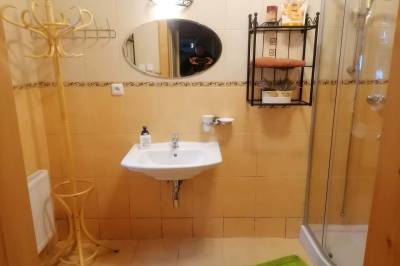 Kúpeľňa so sprchovacím kútom, Chalupa pri splave, Staré Hamry