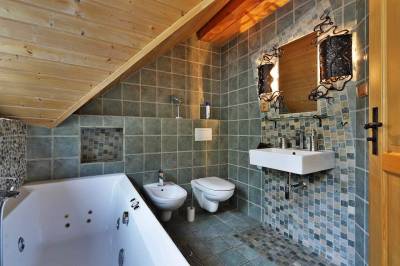 Kúpeľňa s masážnou vaňou a toaletou, Medvědí skála, Pstruží
