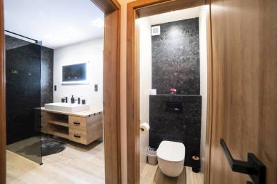 Chalet Lynx - kúpeľňa so sprchovacím kútom a samostatná toaleta, Chalety Olešná, Olešná