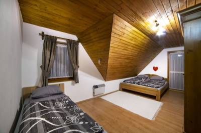 Chalet Lynx - spálňa s manželskou a 1-lôžkovou posteľou, Chalety Olešná, Olešná