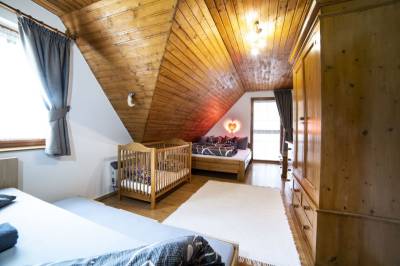 Chalet Lynx - spálňa s manželskou a 1-lôžkovou posteľou + detskou postieľkou, Chalety Olešná, Olešná