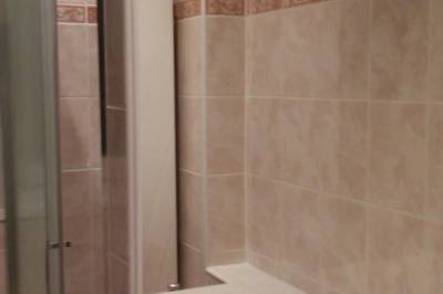 Kúpeľňa so sprchovacím kútom v apartmánoch, Apartmány Šarlota, Veľký Meder