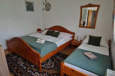 Ubytovanie Lienka 3 - spálňa s manželskou a 1-lôžkovou posteľou, Ubytovanie Lienka, Nová Lesná