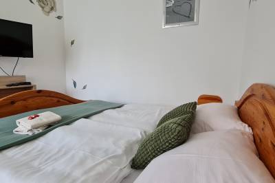 Ubytovanie Lienka 3 - spálňa s manželskou posteľou a TV, Ubytovanie Lienka, Nová Lesná