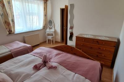 Apartmán - spálňa s manželskou a 1-lôžkovou posteľou, Ubytovanie Lienka, Nová Lesná