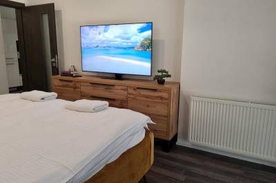 Spálňa s manželskou posteľou a LCD TV, Apartmány LINEA Deluxe, Piešťany