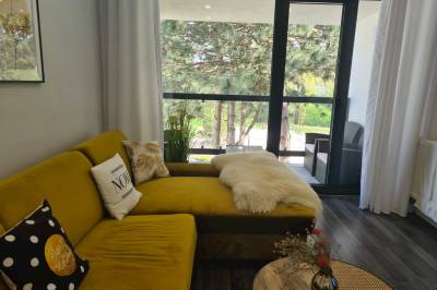 Obývačka s rozkladacím gaučom a balkónom, Apartmány LINEA Deluxe, Piešťany