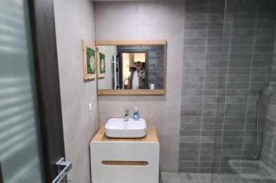 Kúpeľňa so sprchovacím kútom, Apartmány LINEA Deluxe, Piešťany