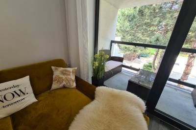Obývačka s rozkladacím gaučom a balkónom, Apartmány LINEA Deluxe, Piešťany