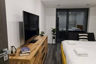 Spálňa s manželskou posteľou, prístelkou a LCD TV, Apartmány LINEA Deluxe, Piešťany